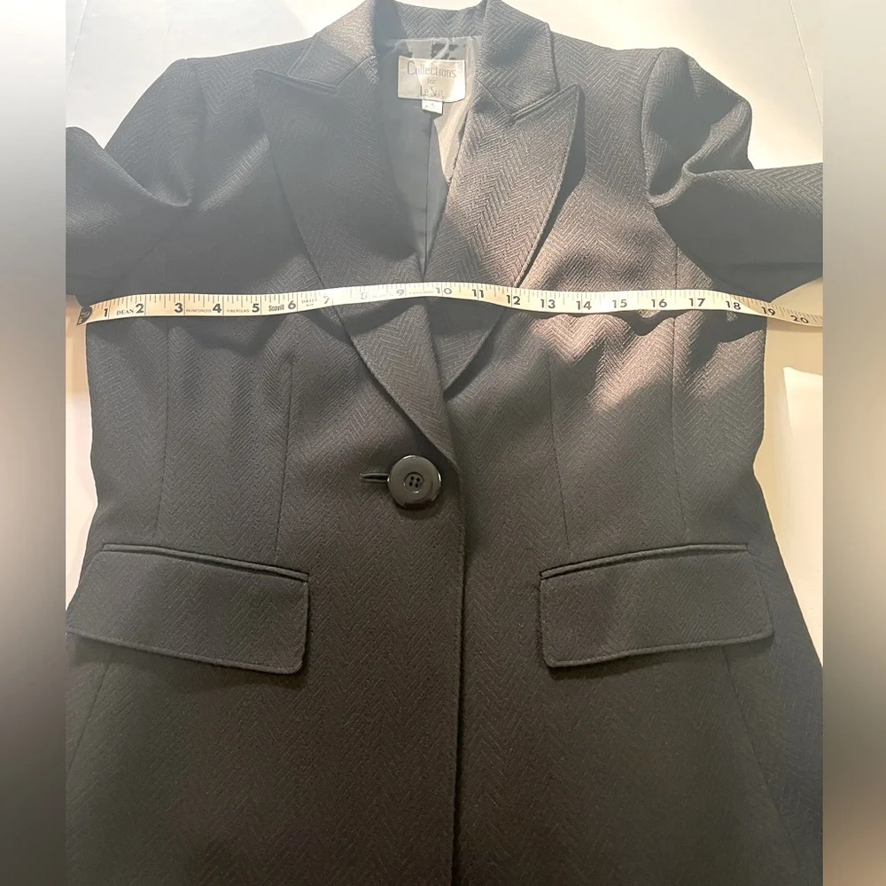 Dark Black One Button Two Pockets Fully Lined Textured Blazer by Le Suit. Size=6
